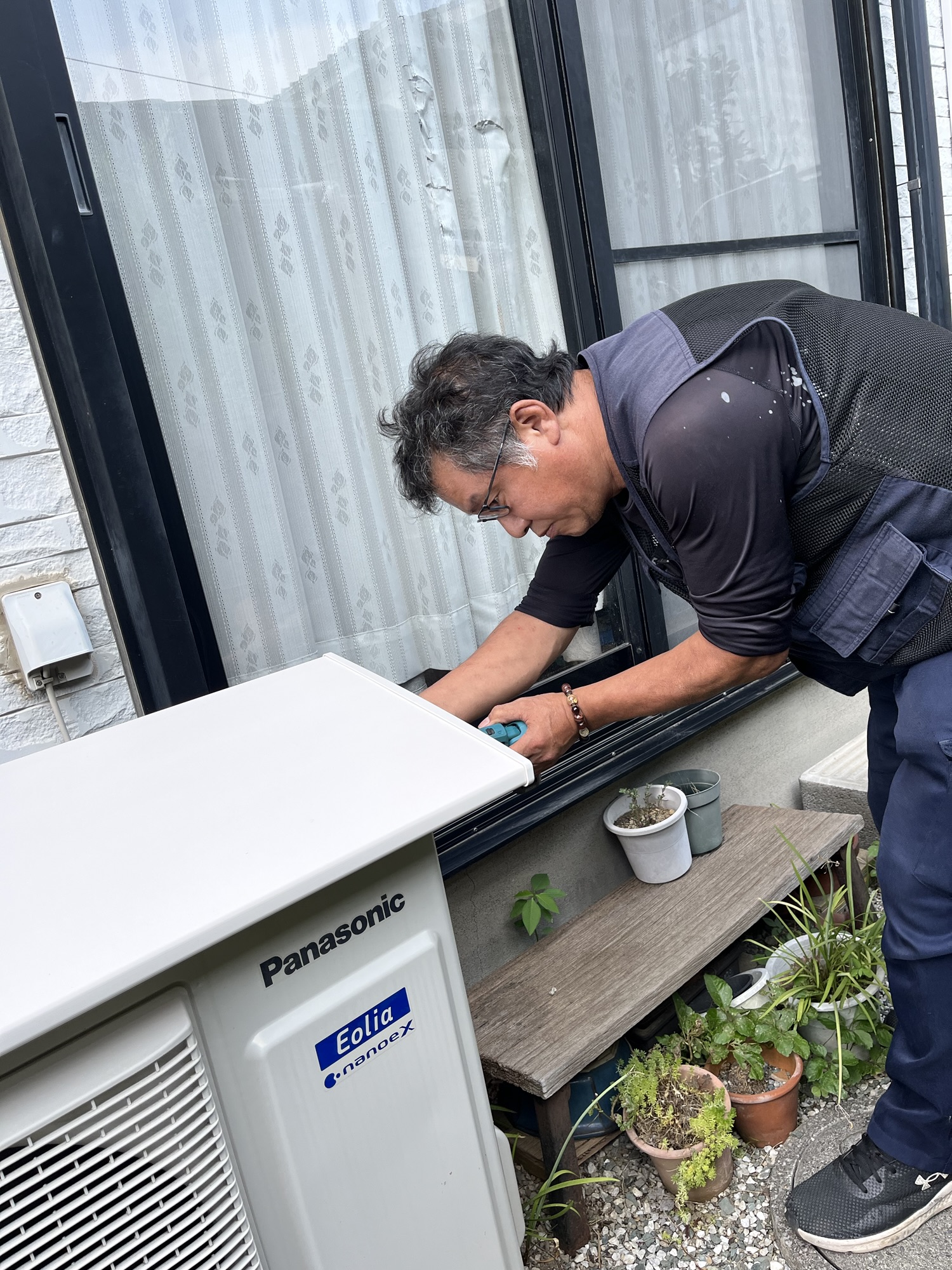 E様  エアコン室外機日除け屋根取付け